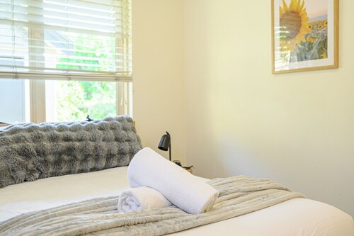 Charming Detached in North Sydney/3BR 3BA/Parking & Metro
