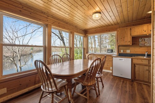 A 3 BR Lakefront Cabin on Balsam Lake w/Fire Pit and Sunset Views. Boat Rental