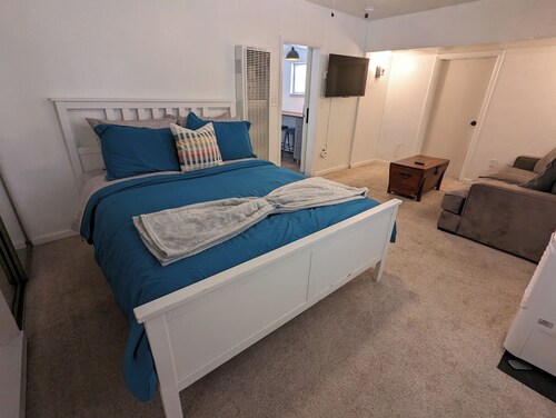 Studio apartment with AC in charming Prescott. 1.5 miles from downtown.
