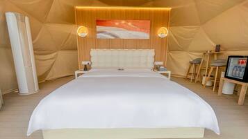 Un dormitorio amplio y moderno con una cama grande, cabecera de madera y un cuadro sobre la cama.