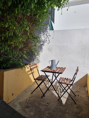 Outdoor dining - A balcony overlooking the Atlantic Ocean: villa, garden, and endless views (Santa Cruz de la Palma)