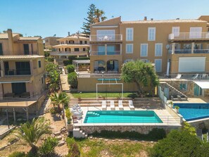 Zona residencial con piscina, varios balcones y cielo despejado.