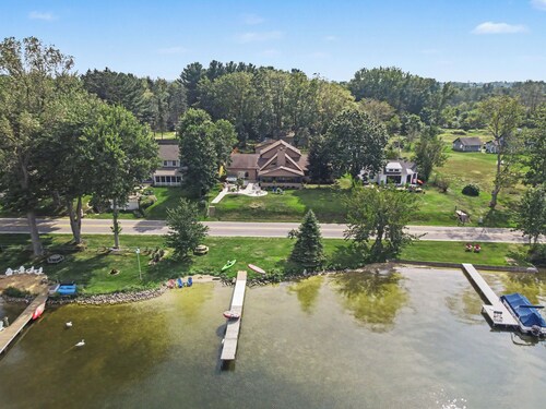 Here and Now - Hutchins Lake Waterfront, Hot Tub, Game Room, Fireplace, Sunroom