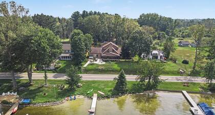 Here and Now - Hutchins Lake Waterfront, Hot Tub, Game Room, Fireplace, Sunroom