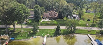 Here and Now - Hutchins Lake Waterfront, Hot Tub, Game Room, Fireplace, Sunroom