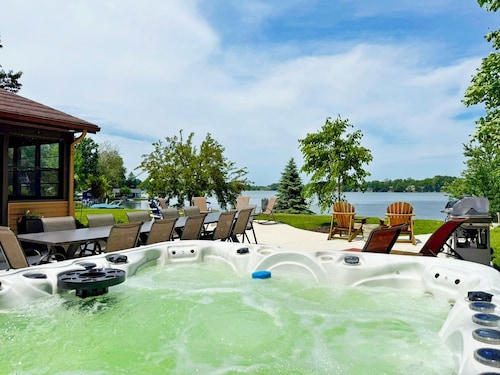 Here and Now - Hutchins Lake Access, Hot Tub, Game Room, Fireplace, Sunroom