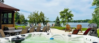 Here and Now - Hutchins Lake Access, Hot Tub, Game Room, Fireplace, Sunroom
