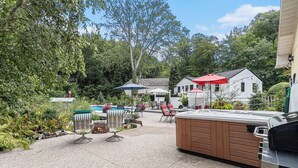 Eine Terrassenanlage mit Sitzgelegenheiten im Freien, einem Whirlpool und einem Pool.