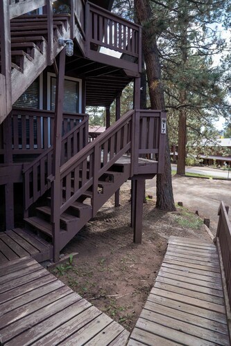 Charming Cabin by the Lifts — Walk or Shuttle in Minutes