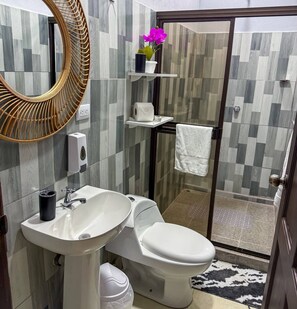 Toallas, jabón, papel de baño 