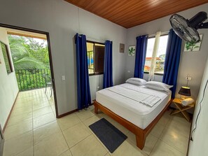 Estudio familiar, aire acondicionado | Escritorio, espacio para trabajar con laptop y wifi gratis 