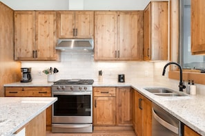 Wasserkocher mit Kaffee-/Teezubehör, Kühlschrank, Mikrowelle, Ofen