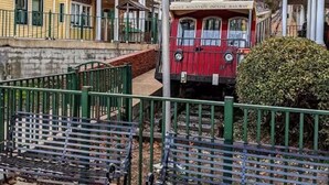 Una estación de tren antigua con un cartel que dice 'Lookout Mountain Incline Railway'.