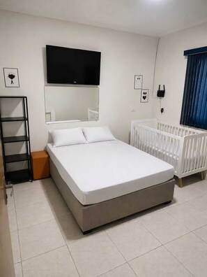 Room - Party venue with bedrooms, swimming pools, TV and Wi-Fi. (Trindade)