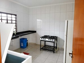 Private kitchen - Party venue with bedrooms, swimming pools, TV and Wi-Fi. (Trindade)