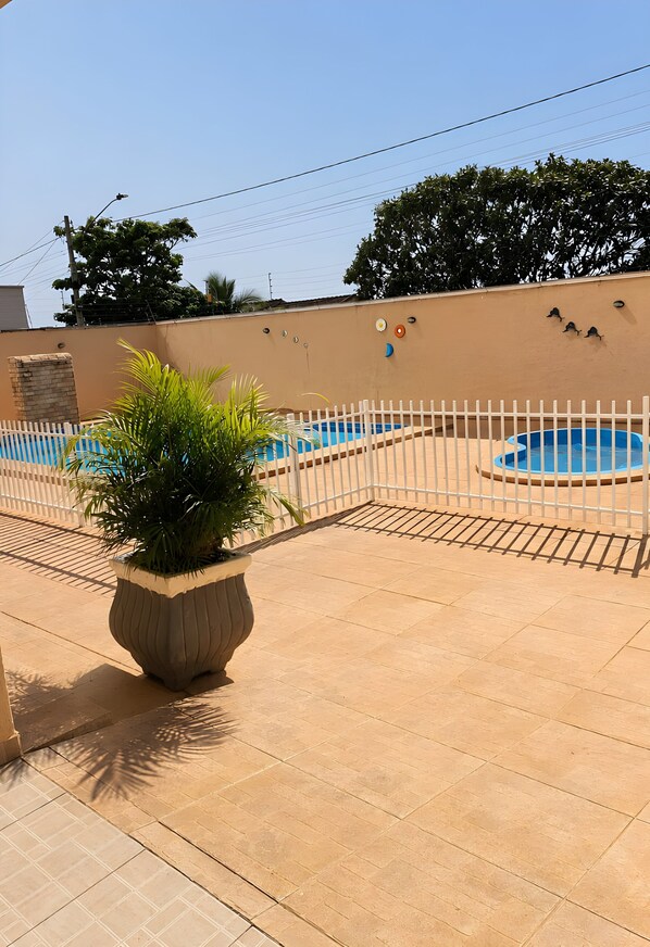 Pool - Party venue with bedrooms, swimming pools, TV and Wi-Fi. (Trindade)