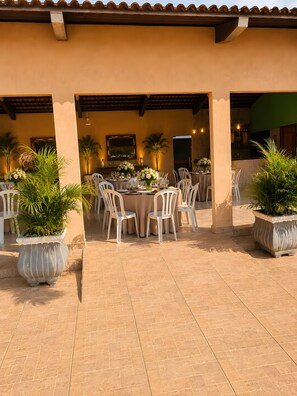 Outdoor dining - Party venue with bedrooms, swimming pools, TV and Wi-Fi. (Trindade)