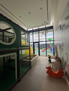 A children's play area with a climbing structure, a ball pit, and a slide. - Cozy studio across from the Botanical Garden in Curitiba, PR (Curitiba)