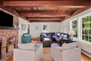 Smart-TV, Kamin, Bücher