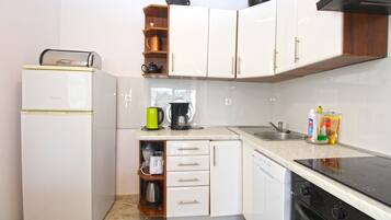 Fridge, oven, stovetop, dishwasher