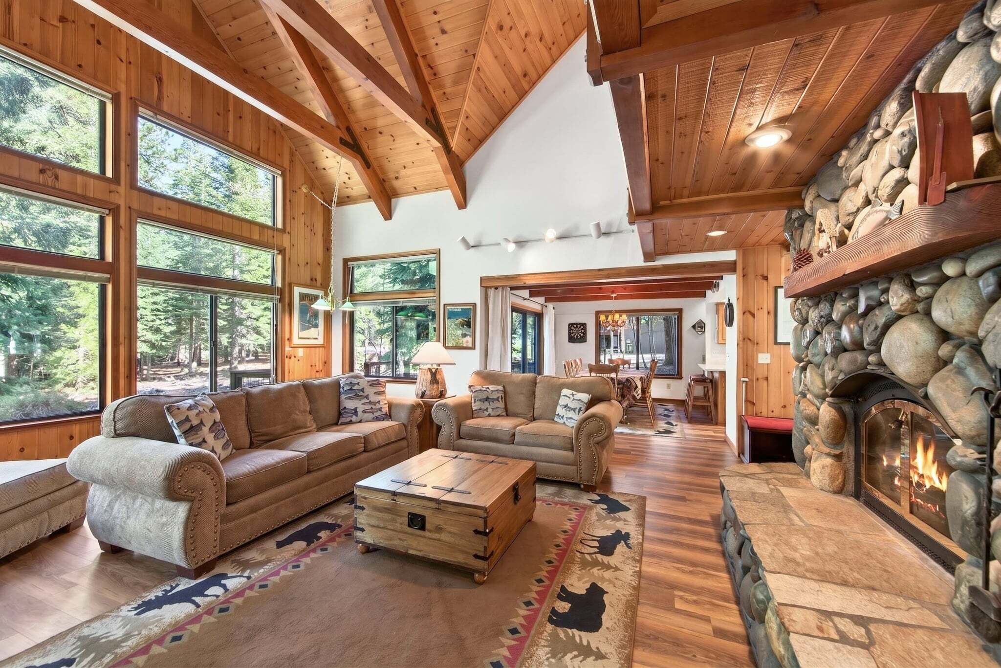 Smart TV, fireplace