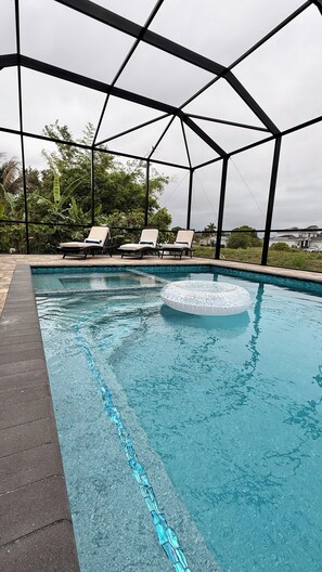 Una piscina al aire libre, una piscina climatizada