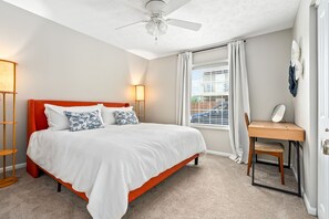 Room - Downtown Auburn Retreat! 2 King Beds + Pets (Auburn)