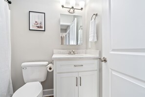 Bathroom - Downtown Auburn Retreat! 2 King Beds + Pets (Auburn)