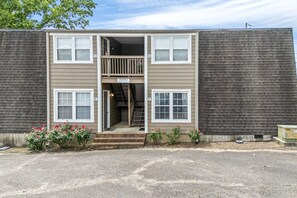 Exterior - Downtown Auburn Retreat! 2 King Beds + Pets (Auburn)