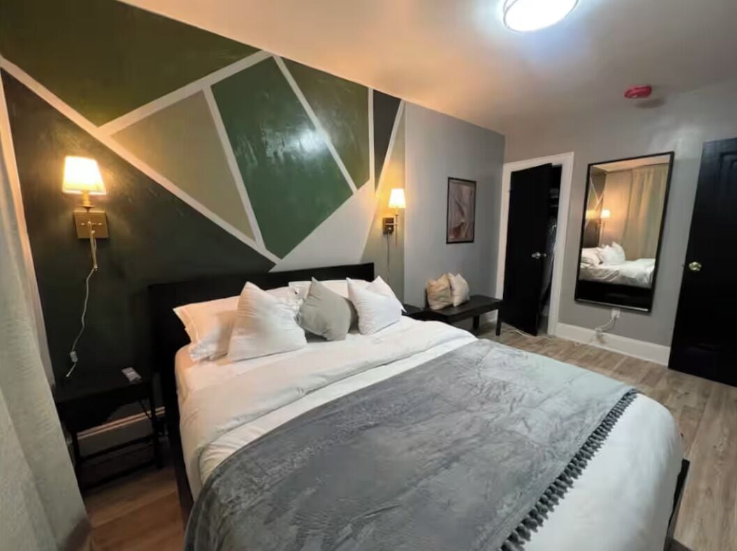 Tabla de planchar con plancha, wifi y ropa de cama 