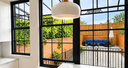 Spacious Brooklyn Townhouse • Theater • Backyard • Sleeps 16+