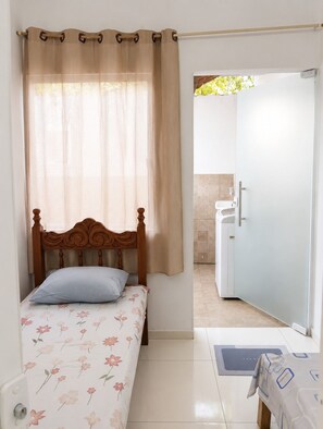 Casa básica, patio | Wifi gratis y ropa de cama 