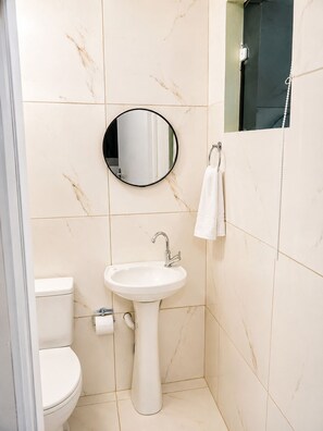Basic-hus - terrasse | Badeværelse | Gratis toiletartikler, håndklæder, Toiletpapir