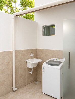 Basic-hus - terrasse | Badeværelse | Gratis toiletartikler, håndklæder, Toiletpapir