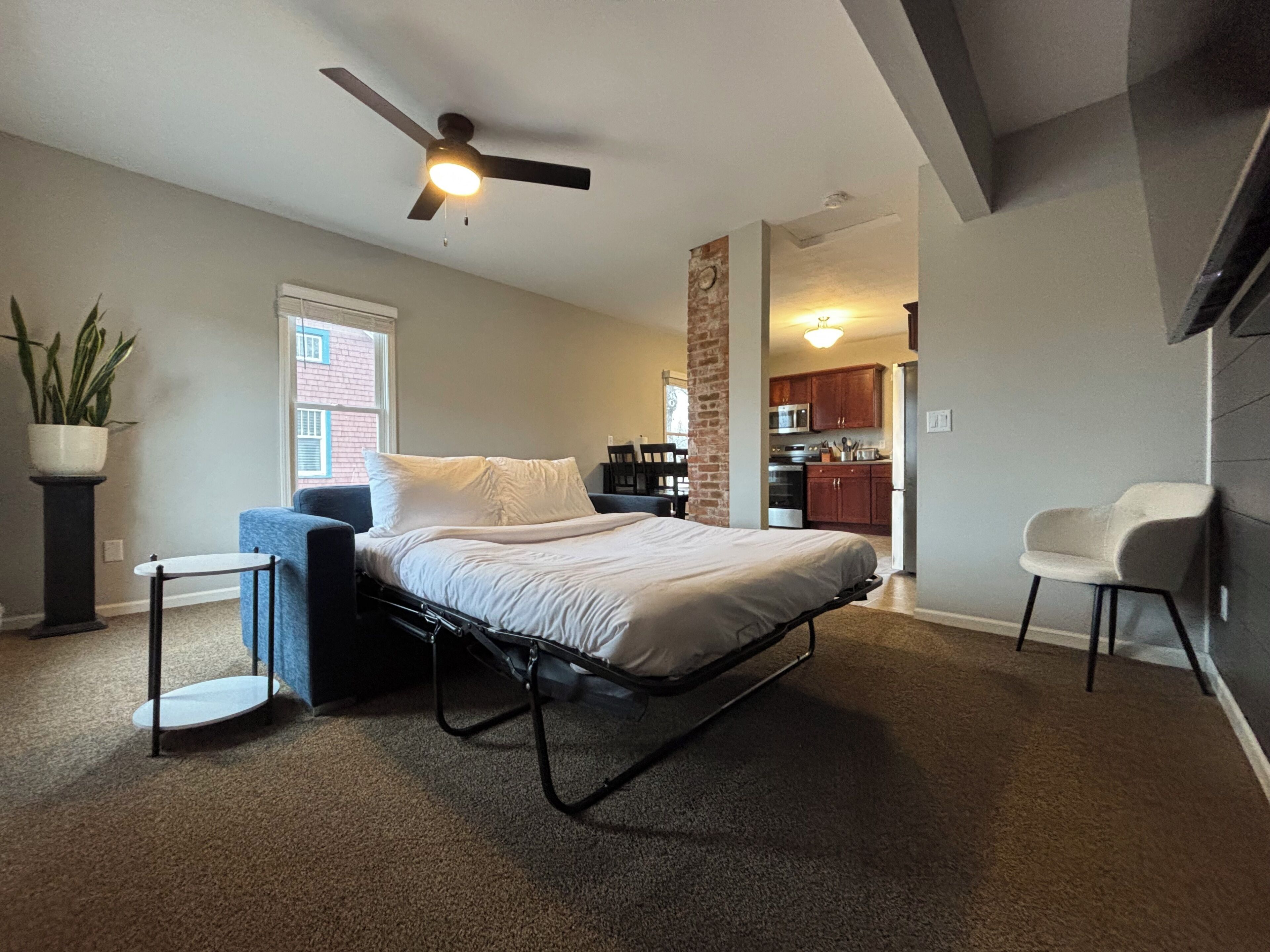 5 bedrooms, desk, iron/ironing board, WiFi