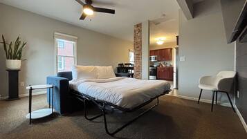 5 bedrooms, desk, iron/ironing board, WiFi