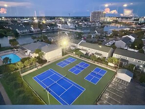 Sports court - Beachfront 3 br at Shoreline Towers on 9th floor offering great views for miles (Destin)