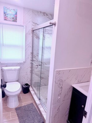Shower, hair dryer, towels, soap - New! Tidal Escape - Beach & Boardwalk at Your Door (Seaside Park)