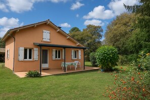 A single-story house with a covered patio, a lawn, and a garden with trees and shrubs. - BOURSAOU - PONTONX-SUR-L'ADOUR (PONTONX SUR L'ADOUR)