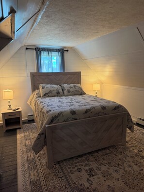 Room - Easy walk to Rangeley lake, shops& restaurant. Easy access to snowmobile trails. (Rangeley)