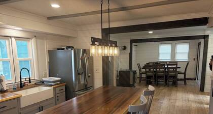 Easy walk to lake, shops & restaurants, HOT TUB