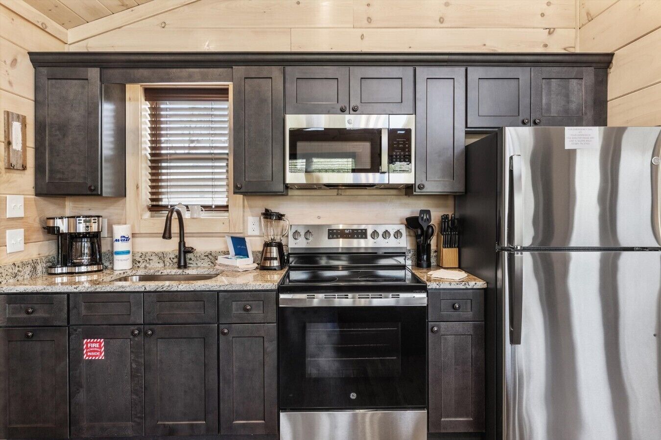Horno, placa de cocina, utensilios de cocina