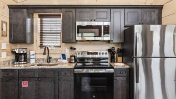 Horno, placa de cocina, utensilios de cocina