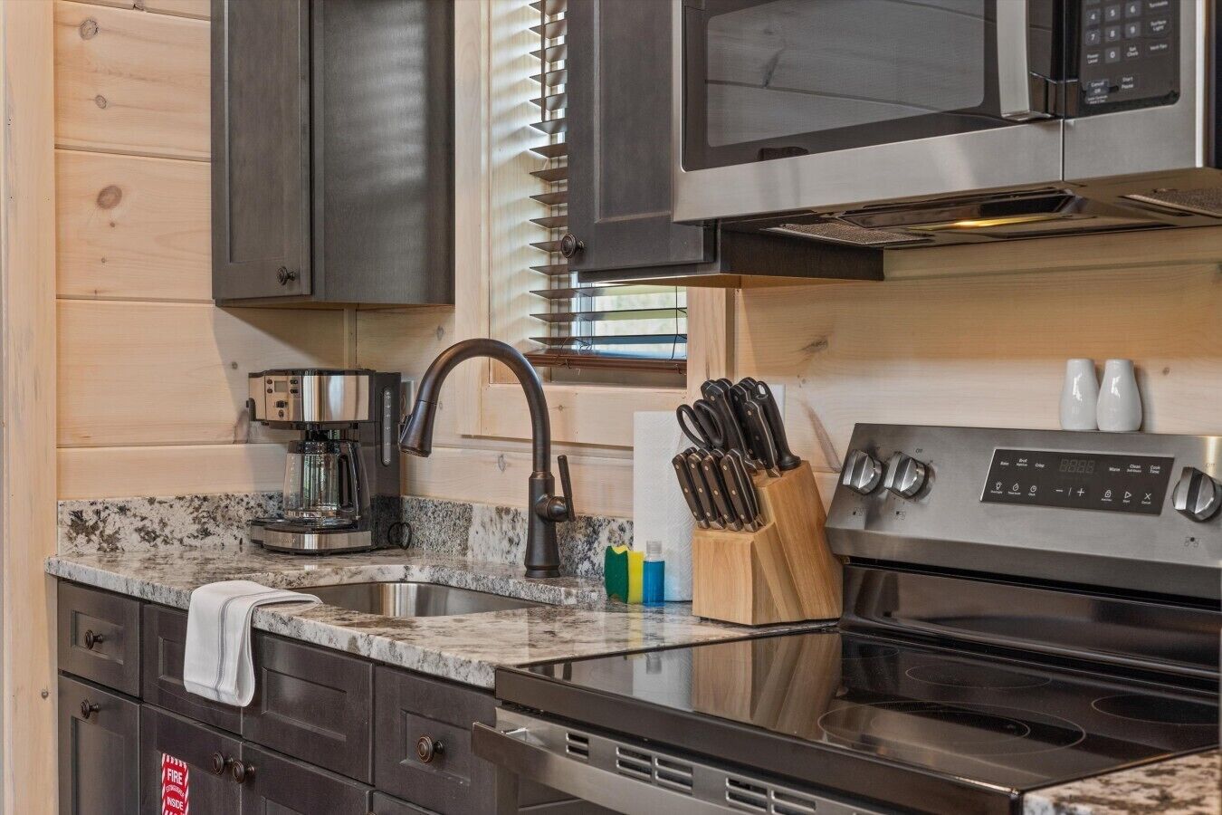 Refrigerador, microondas, horno, placa de cocina