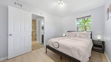 2 bedrooms, iron/ironing board, WiFi (free), bed sheets