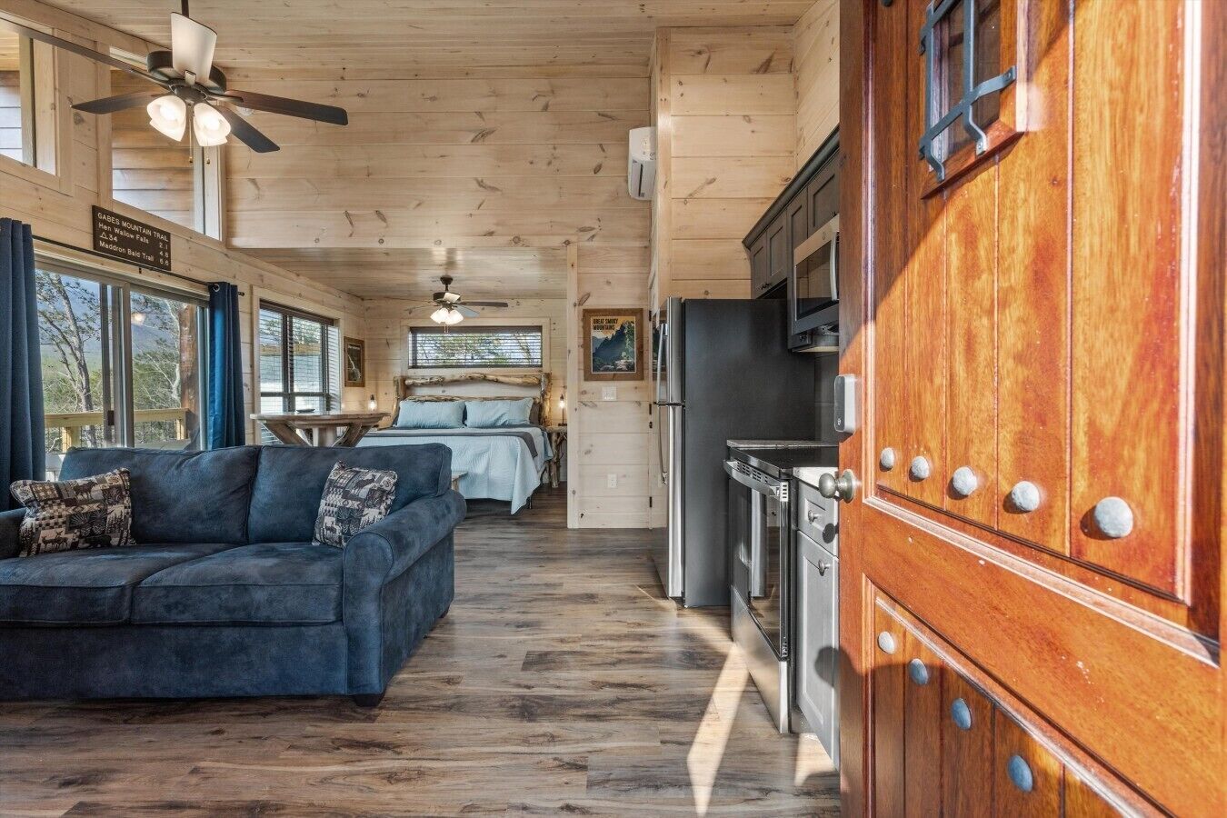 Desk, WiFi (free), bed sheets