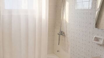 Habitación básica con 1 cama doble o 2 individuales | Baño | Artículos de higiene personal de diseño, jabón, champú y papel higiénico