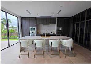 Private kitchen - Spacious 6-bedroom house with in perfect Miami location (Miami)