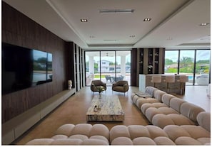Living area - Spacious 6-bedroom house with in perfect Miami location (Miami)