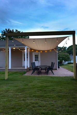 Outdoor dining - Fully Furnished Home in Stratford - 3 Bedrooms, Dedicated Office and Pool (Stratford)
